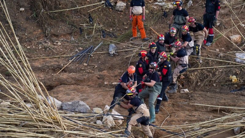 Más de 2.850 efectivos de emergencia enviados por las CCAA a Valencia para continuar las labores en el lugar