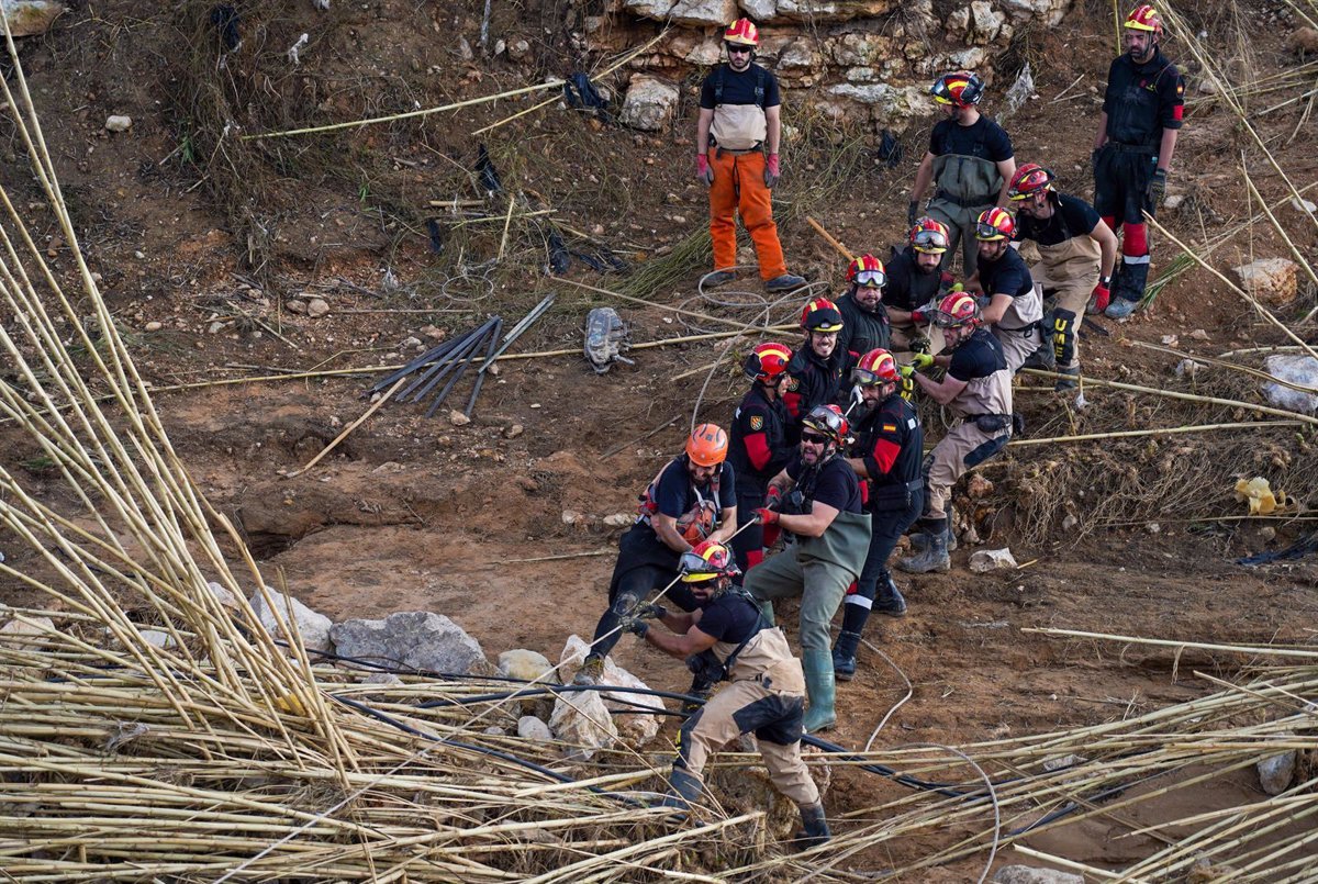 Más de 2.850 efectivos de emergencia enviados por las CCAA a Valencia para continuar las labores en el lugar