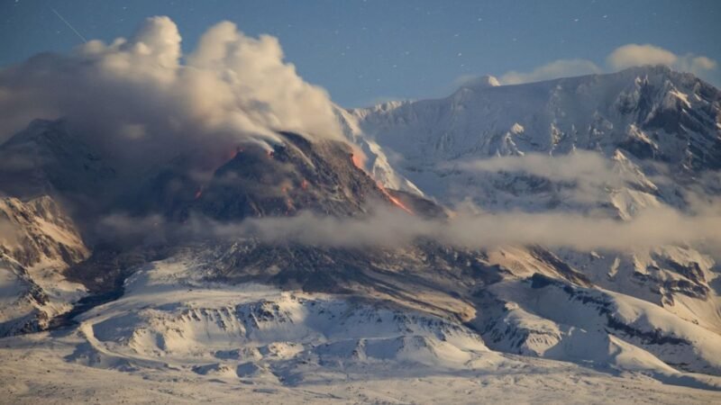 Máximo nivel de alerta por erupción del volcán Shiveluch en Rusia