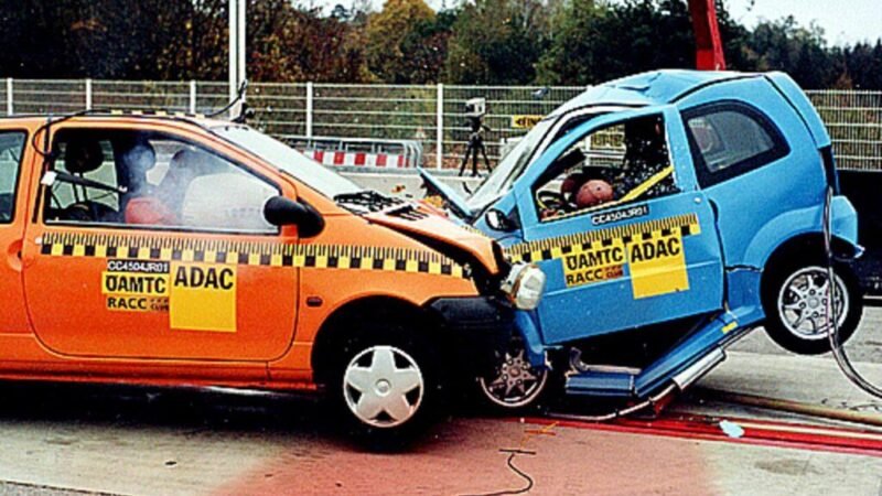 Microcoches son peligrosos en un accidente a 40 km/h.