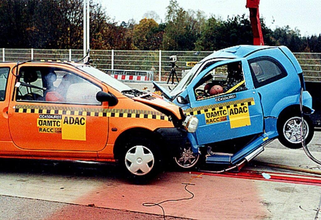 Microcoches son peligrosos en un accidente a 40 km/h.