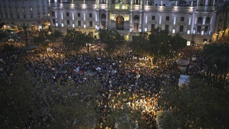 Protesta en Valencia contra la dirección de la DANA con el lema «Mazón dimite»