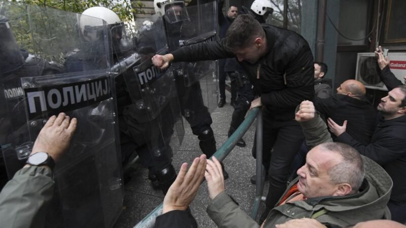 Protestas en Serbia por derrumbe de marquesina de tren