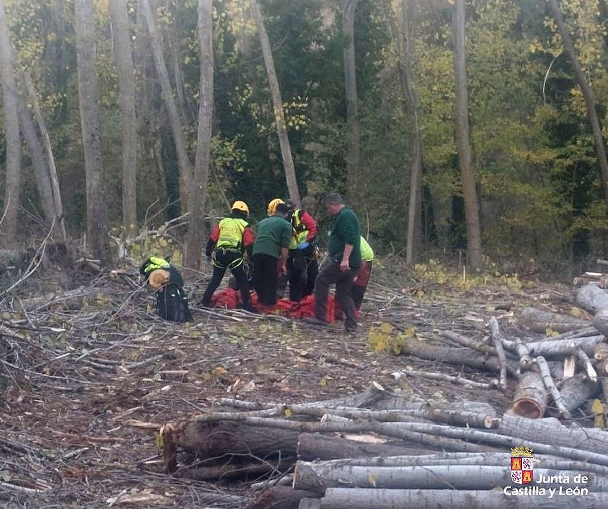 Rescatado en helicóptero por accidente con tronco en Aguasal