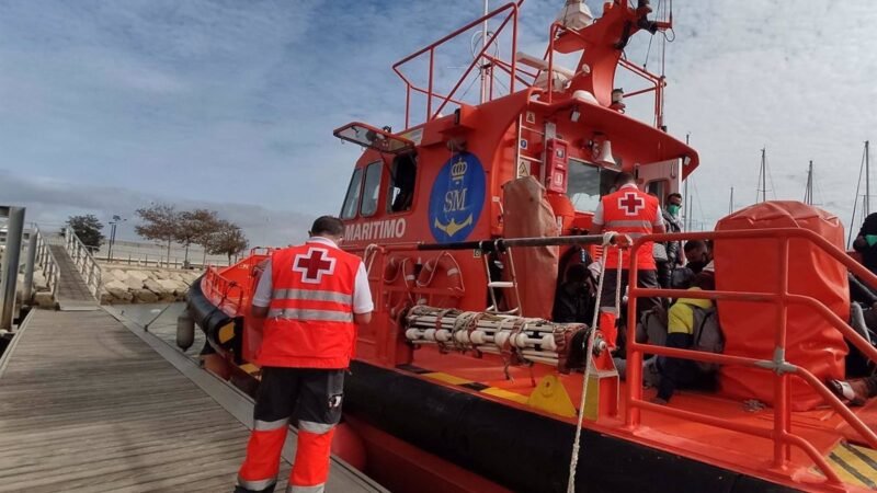 Rescatados 30 magrebíes en patera neumática cerca de Cádiz