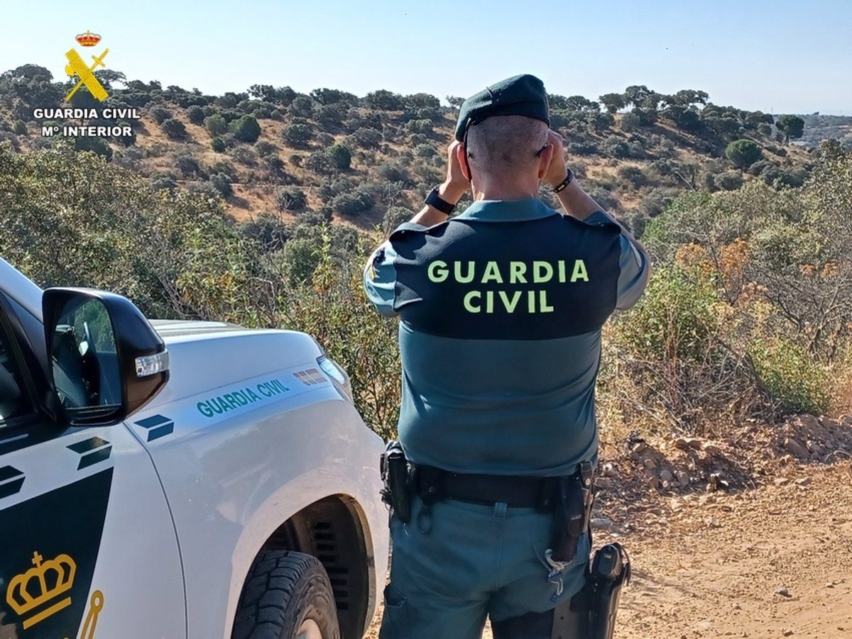 Rescatan a mujer y perro tras caer a fuente en Calera de León