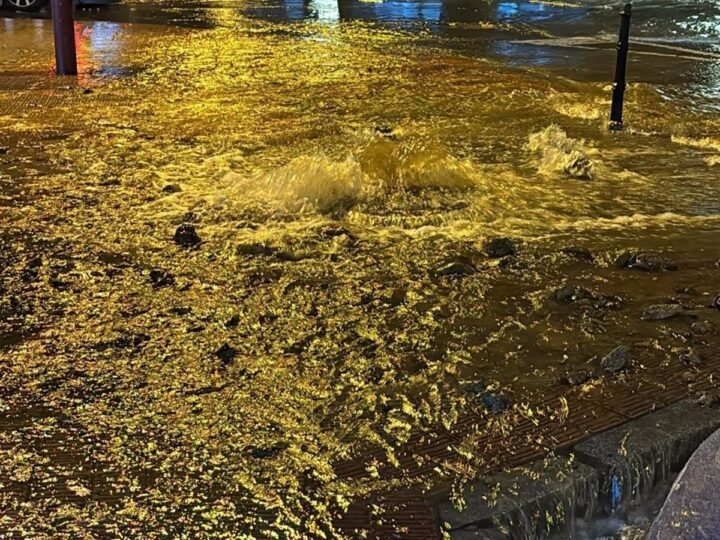 Rotura de tubería en Barakaldo deja sin agua a varios portales del centro.