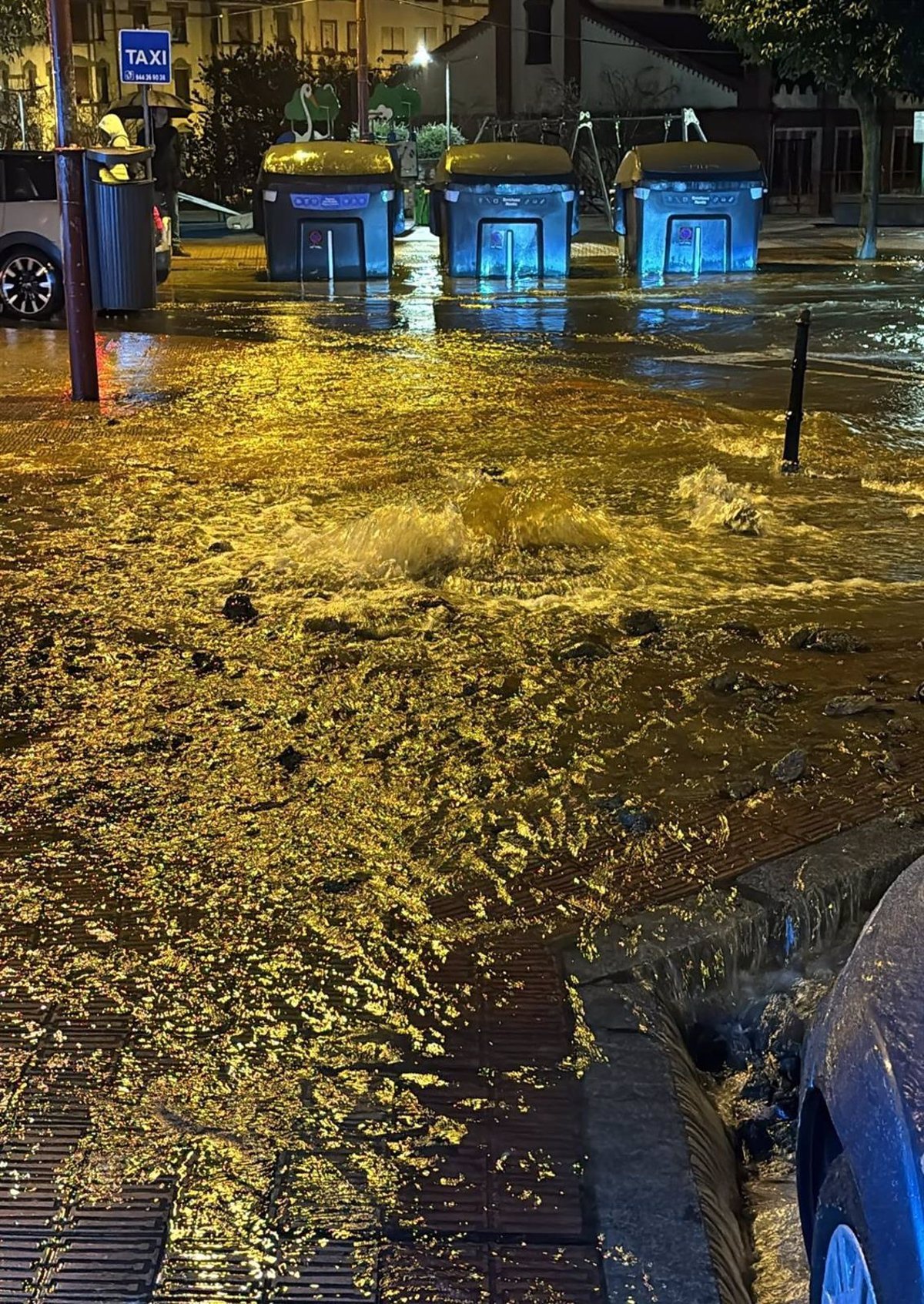 Rotura de tubería en Barakaldo deja sin agua a varios portales del centro.