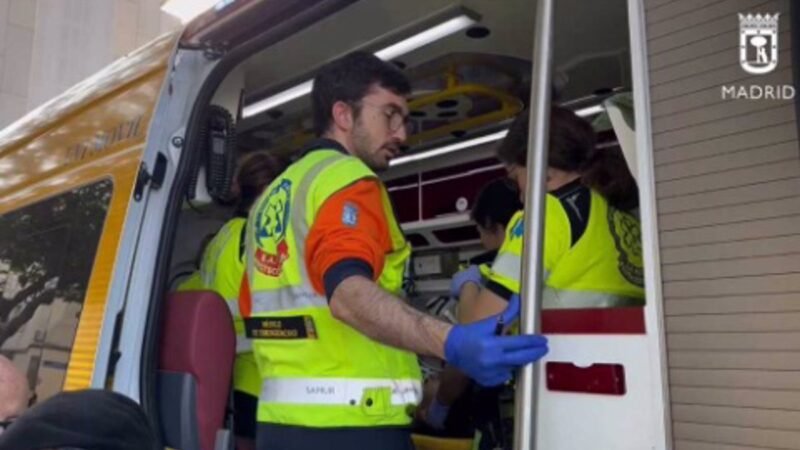 Sanitarios del Samur desplegados por la DANA asisten en parto en calle de Alfafar