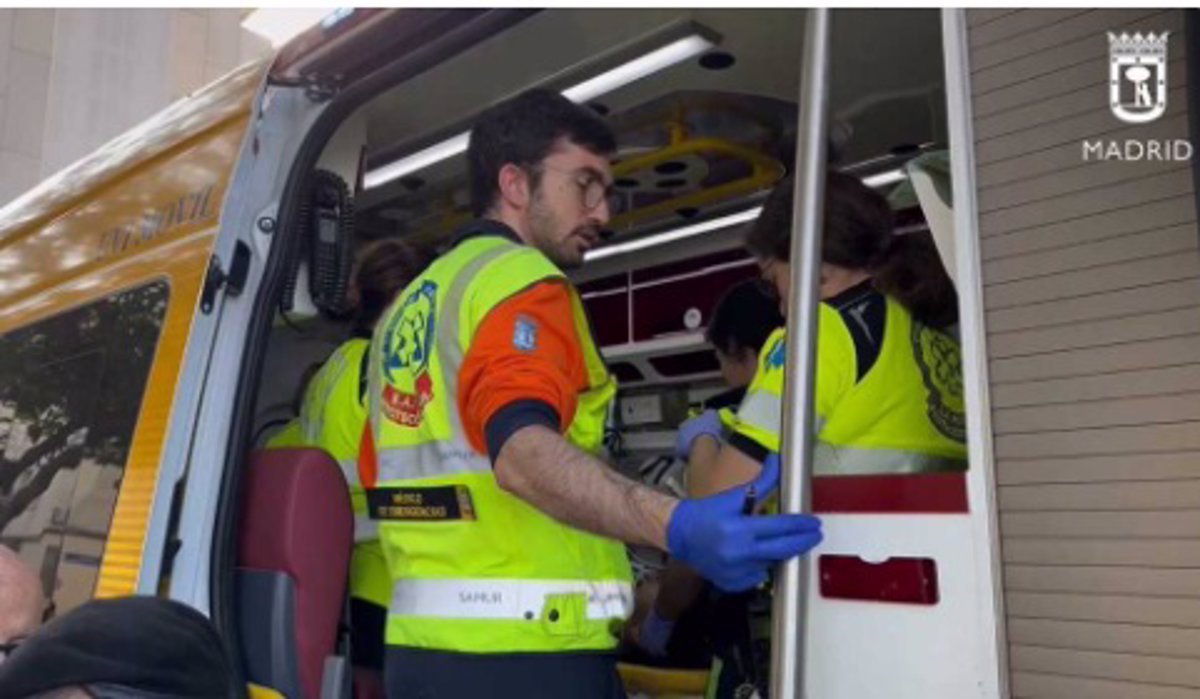 Sanitarios del Samur desplegados por la DANA asisten en parto en calle de Alfafar