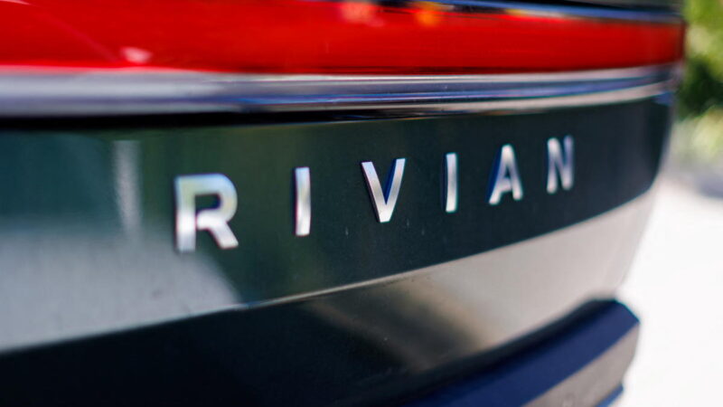 Tesla y Rivian acuerdan «condicionalmente» en demanda por secreto comercial