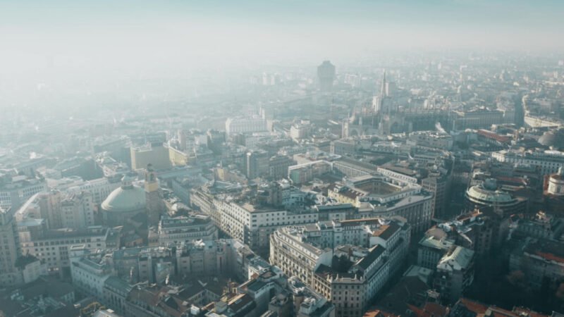 Tráfico paralizado en Milán y Lombardía por exceso de smog