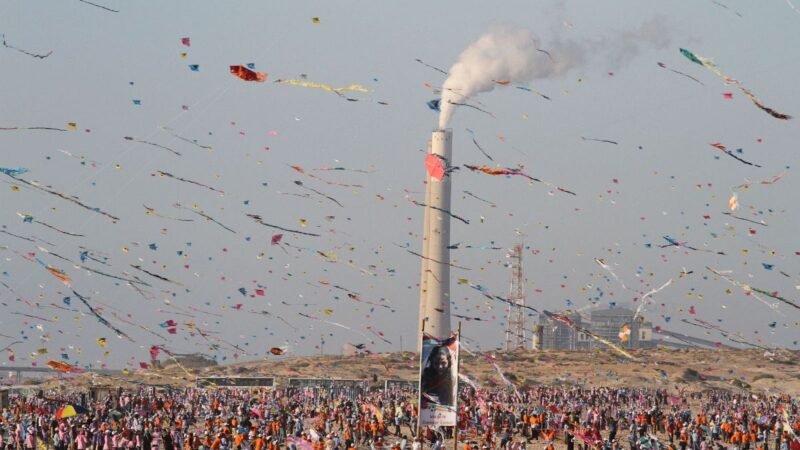 VÍDEO: Indios se bañan en el río Yamuna a pesar de la contaminación