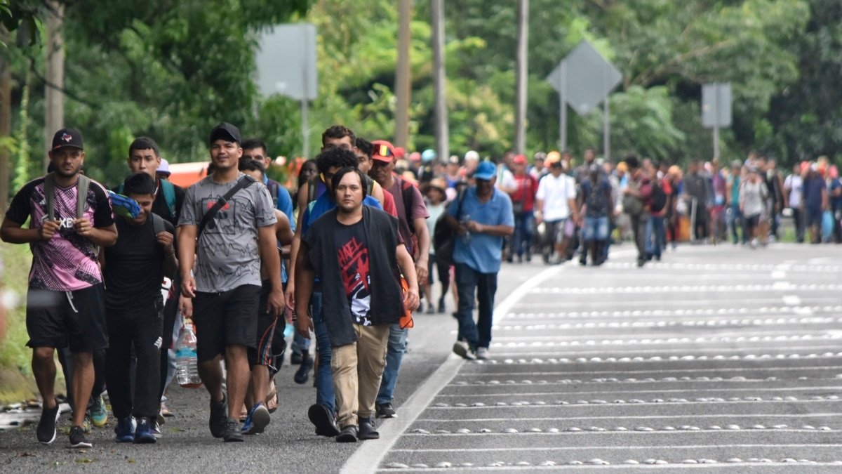 ¿Qué motiva la continua formación de caravanas de migrantes hacia EE.UU.?