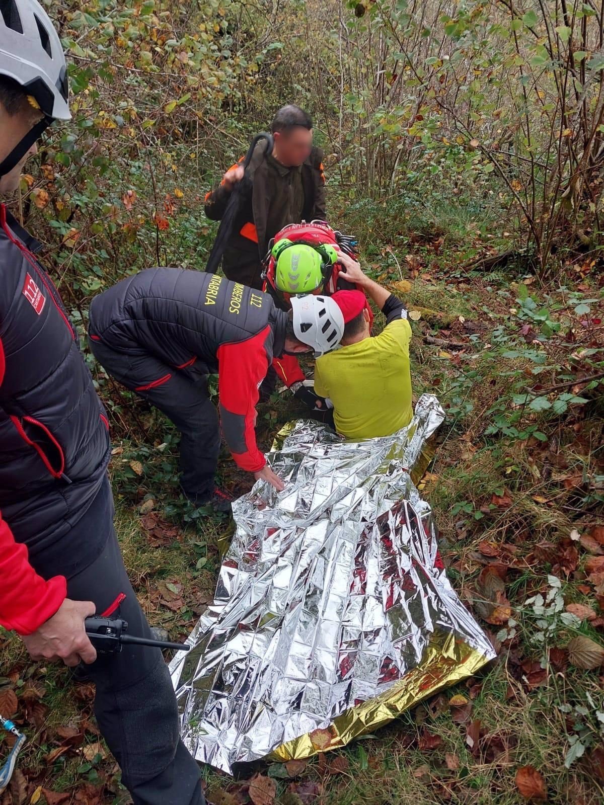 Árbitro del campeonato de caza rescatado en Valdáliga tras luxarse el hombro