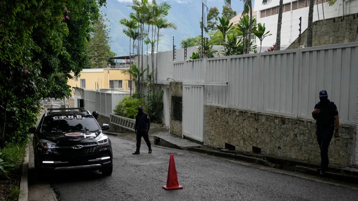 Argentina denuncia acoso a opositores venezolanos refugiados en embajada de Caracas

Argentina ha expresado su preocupación por el acoso que están sufriendo los opositores venezolanos refugiados en la embajada en Caracas.

El gobierno argentino ha denunciado públicamente el hostigamiento que están enfrentando los opositores venezolanos que se encuentran refugiados en la embajada de Argentina en Caracas.