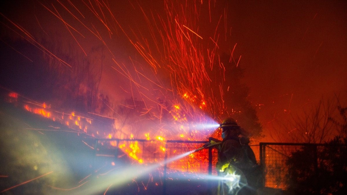 Incendio avanza en el Malibú y obliga a evacuaciones en millas.