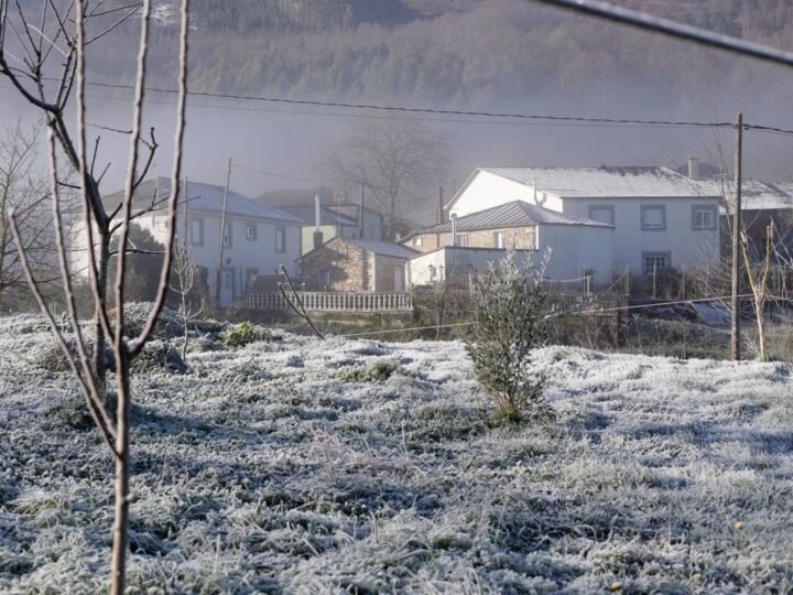 Calvos de Randín (Ourense) registra la temperatura más baja de Galicia: -8,6 grados.