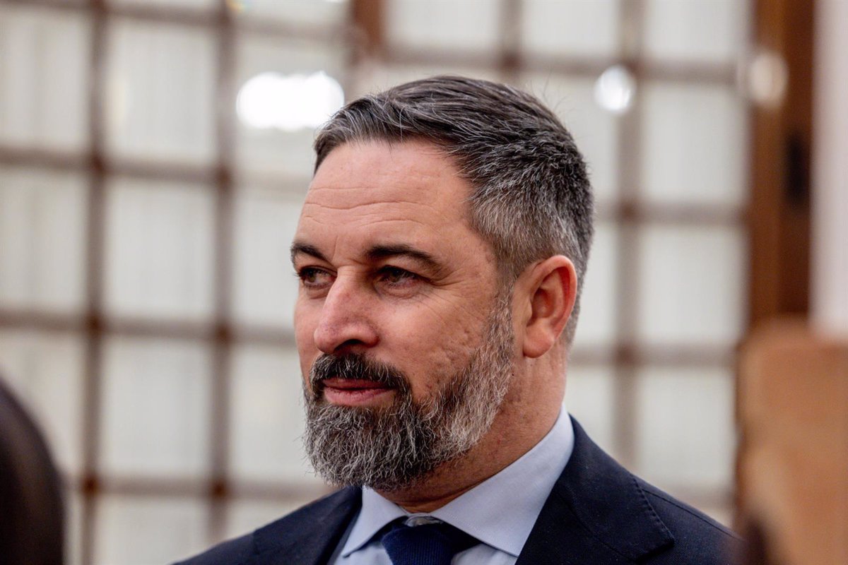 Abascal reta a Sánchez a negar influencia en empresas del IBEX tras ley de rectificación.