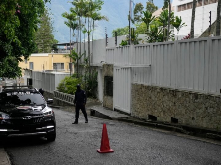 Un opositor refugiado sale de la embajada argentina. Y más.