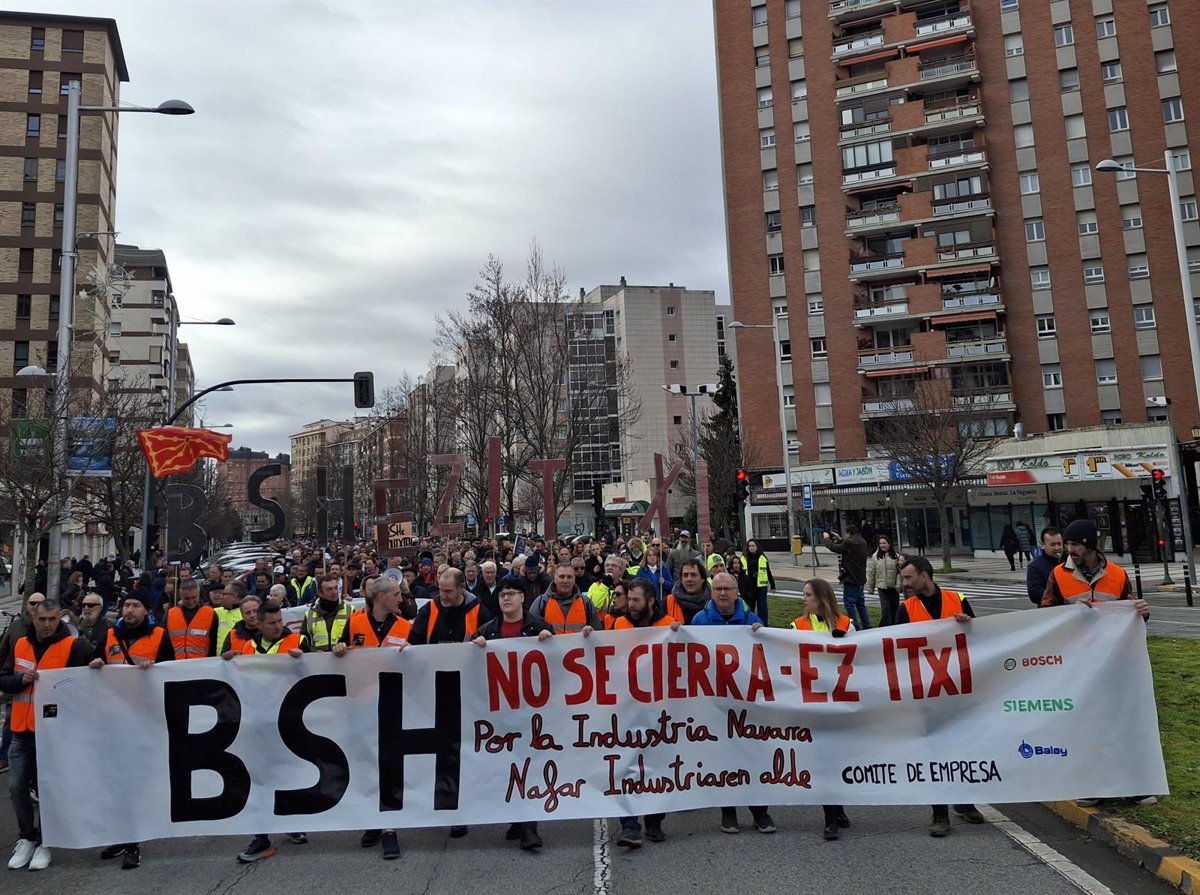 Protesta masiva en Pamplona por cierre del BSH en Esquíroz