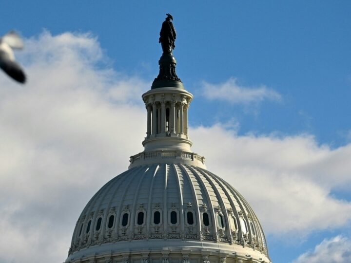 Biden firma ley para evitar cierre del gobierno y terminar incertidumbre en Washington.