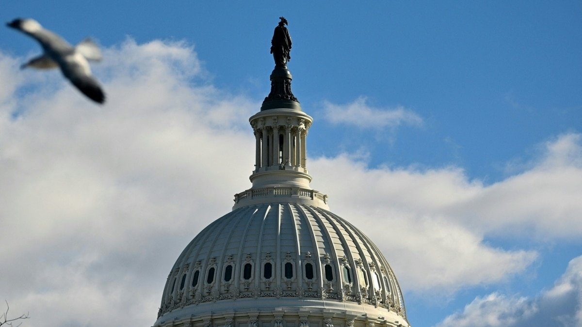 Biden firma ley para evitar cierre del gobierno y terminar incertidumbre en Washington.