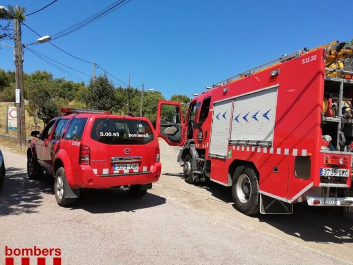 Los bomberos luchan contra un incendio en una nave de Tortosa (Tarragona) con suerte