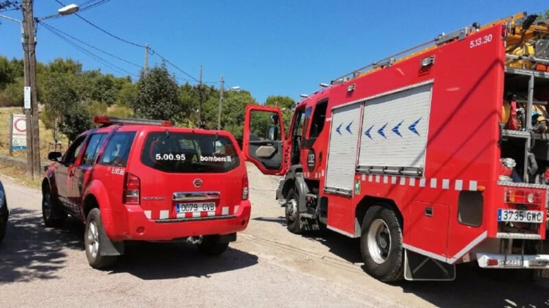 Los bomberos luchan contra un incendio en una nave de Tortosa (Tarragona) con suerte