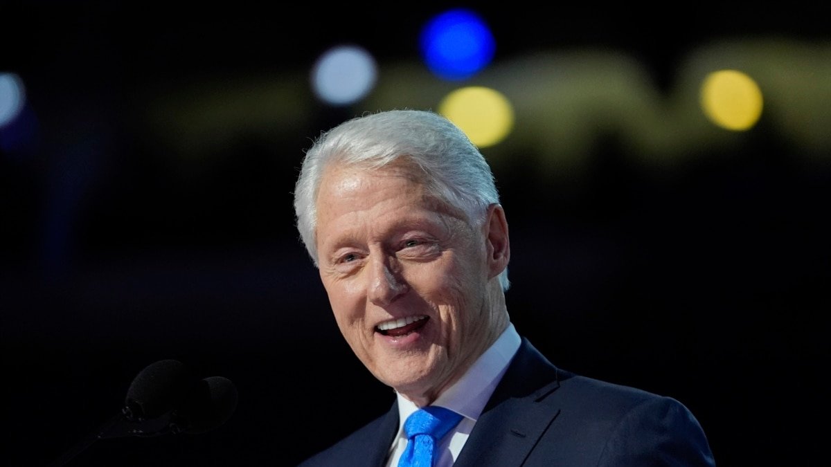 Bill Clinton hospitalizado con fiebre pero de buen humor, según portavoz.