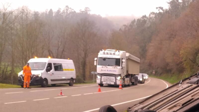 Dos personas resultan heridas en choque entre tres autos en Santa María de Cayón