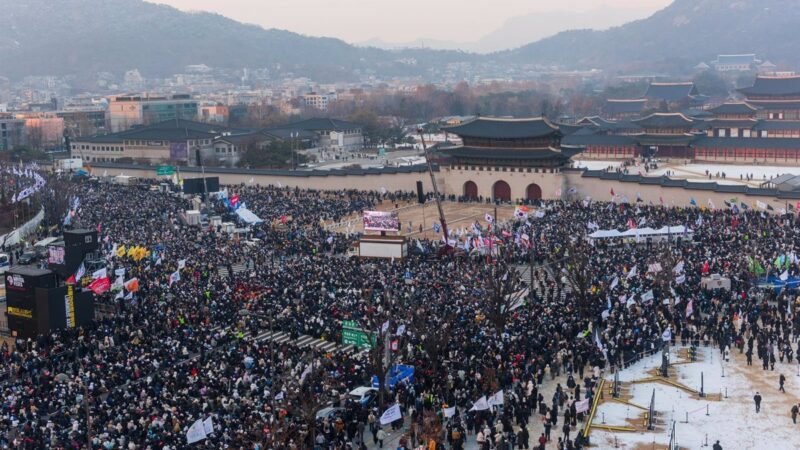 Petición de arresto del expresidente surcoreano Yoon por miles de personas.