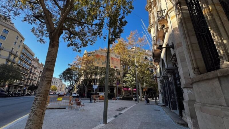 Reurbanización de esquina en Barcelona para ganar espacio peatonal