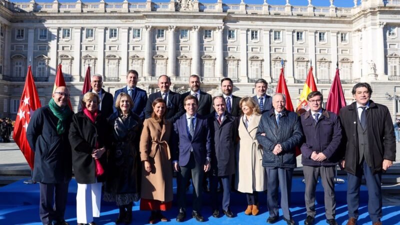 Acto en Madrid frente al Palacio Real destaca valores constitucionales con escolares