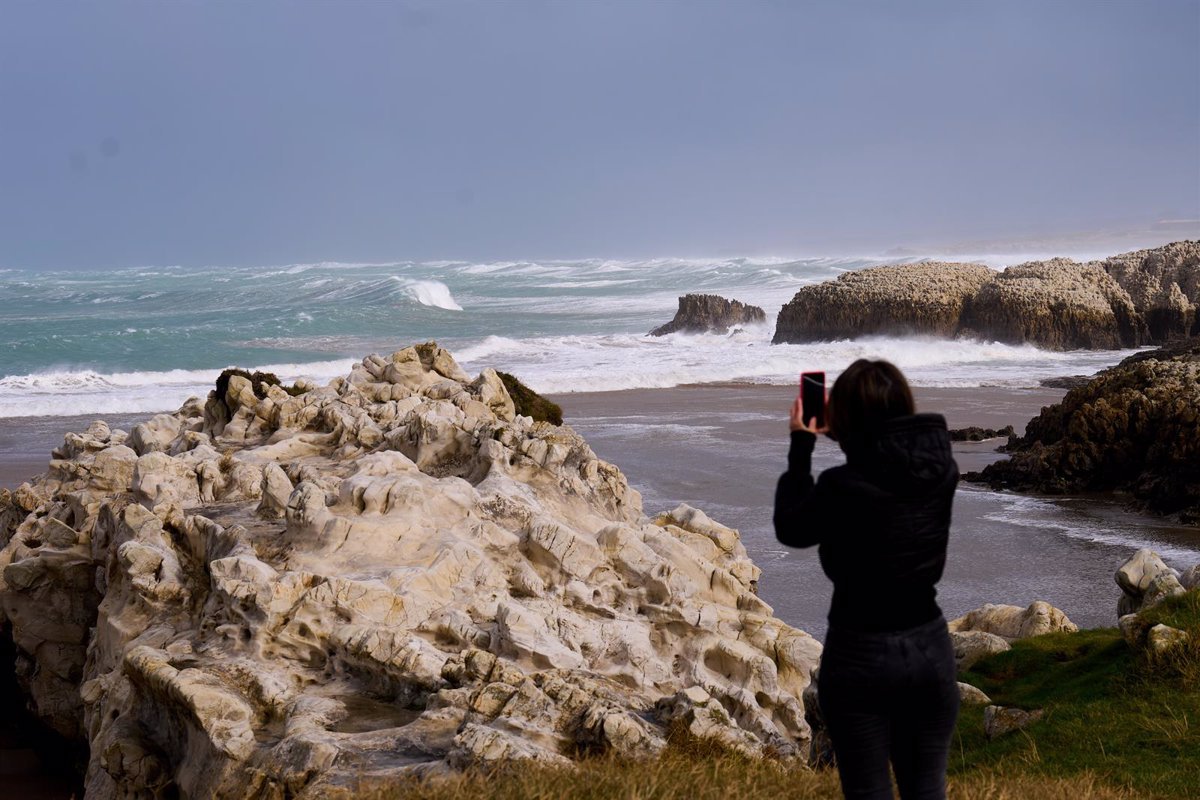 Alerta en Cantabria por olas de 6 metros y vientos de 61 km/h