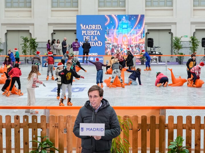 Almeida inaugura pista de hielo del Palacio de Cibeles en homenaje al comercio local