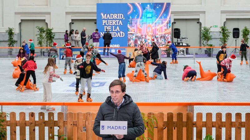 Almeida inaugura pista de hielo del Palacio de Cibeles en homenaje al comercio local