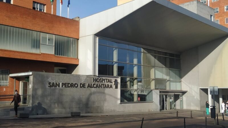 Anciana hospitalizada por inhalar gas en incendio en Cáceres