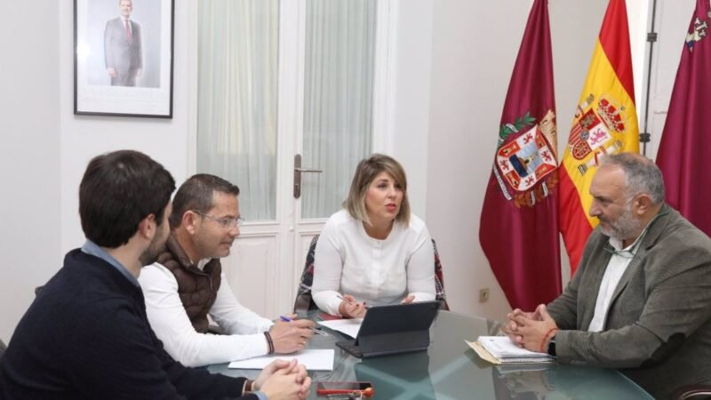 Arroyo garantiza apoyo a pescadores ante restricciones de la UE en Cartagena.