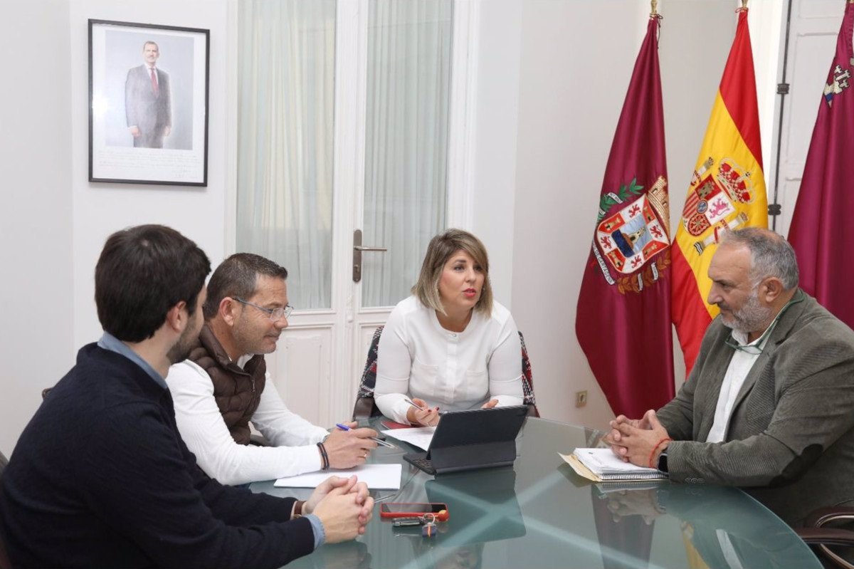 Arroyo garantiza apoyo a pescadores ante restricciones de la UE en Cartagena.