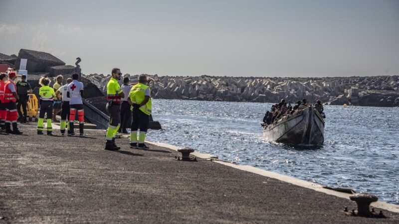 Busca tres cayucos a 18 km de El Hierro