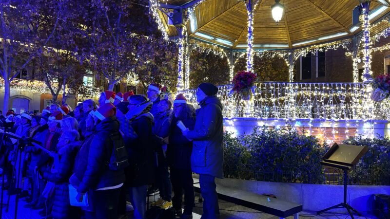 Concierto de villancicos en la plaza de Chamberí.