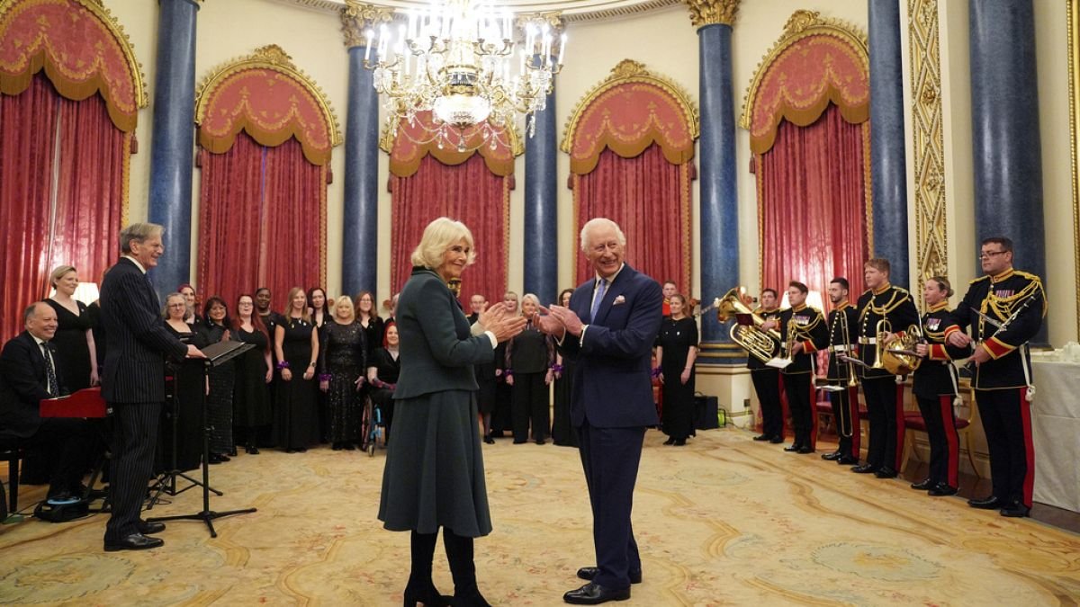 Coro de Esposas de Militares Británicos en la Corte del Rey Carlos III