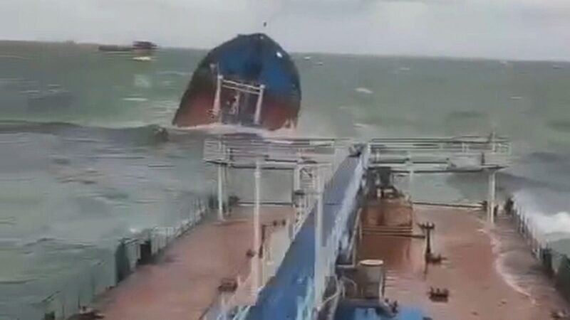 Daños a tanques rusos en tormenta en estrecho de Kerch.