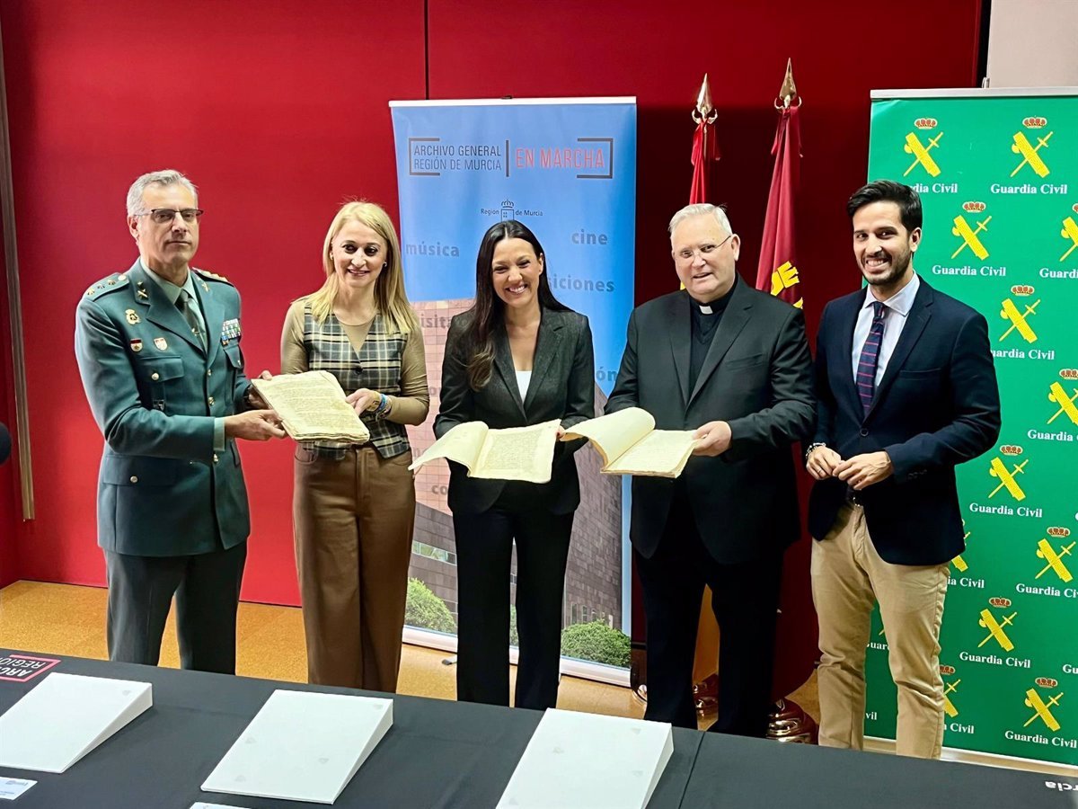 Documentos del siglo XV-XIX recuperados por la Guardia Civil llegan a la Diócesis de Cartagena