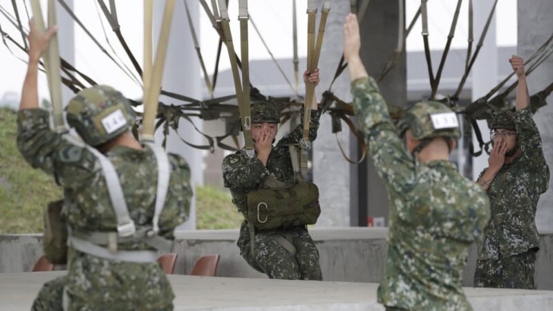 Ejército taiwanés realiza maniobras militares.