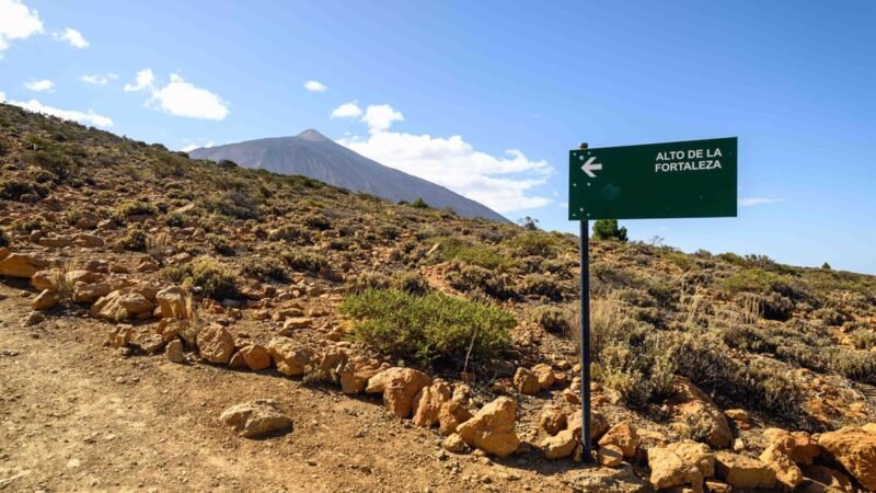 El Cabildo de Tenerife cierra acceso peatonal al Teide por alerta de viento.