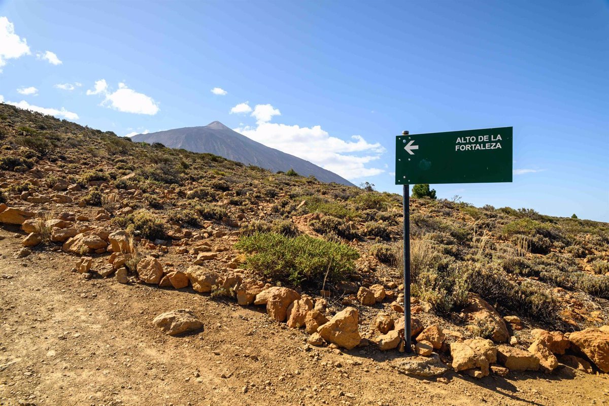 El Cabildo de Tenerife cierra acceso peatonal al Teide por alerta de viento.