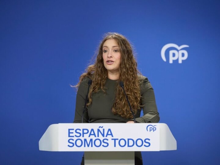 El PP critica a Sánchez por su actuación en la crisis migratoria y en Canarias.