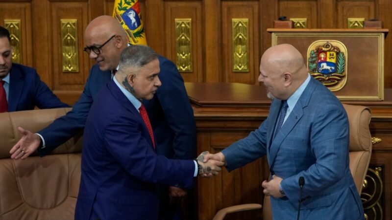 El gobierno venezolano critica al fiscal de la CPI.